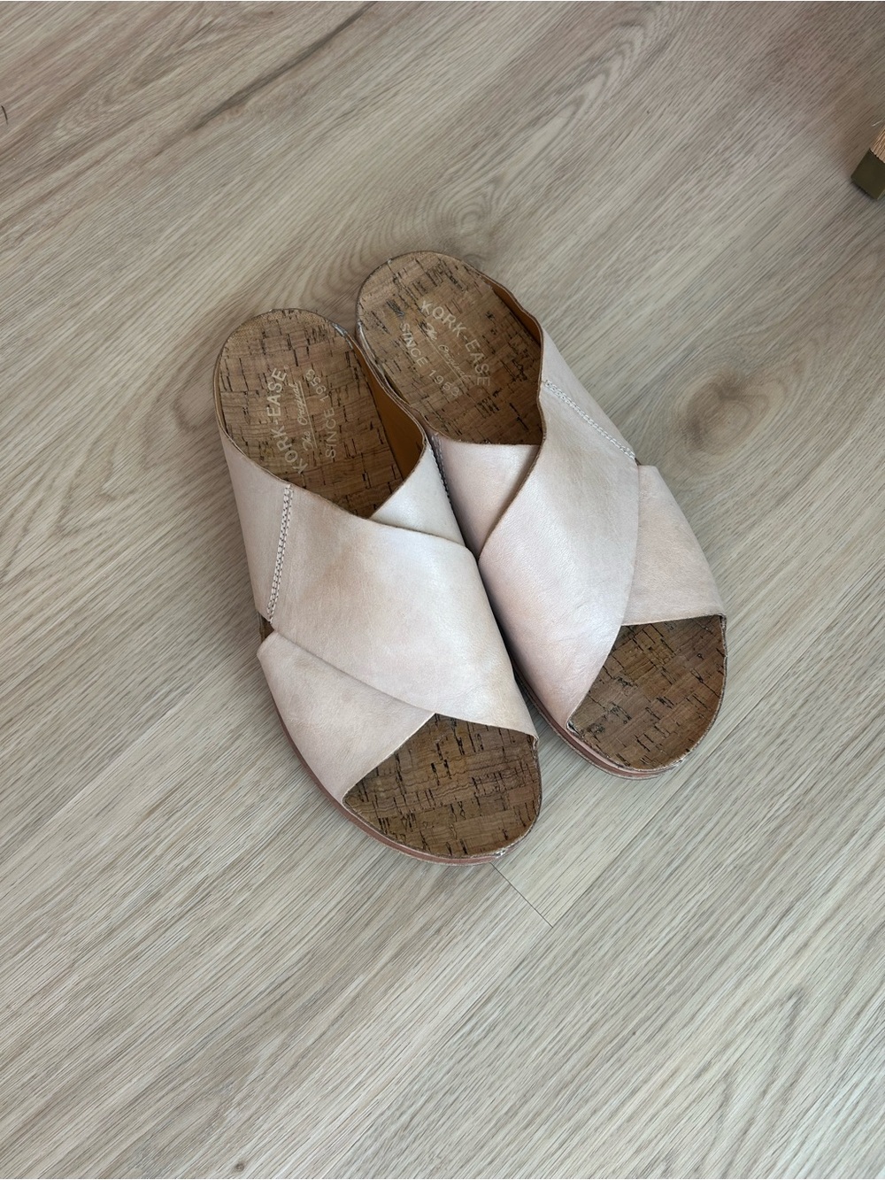 Women’s Open-Toe Crisscross Slide Sandals in Light Beige by kork-ease